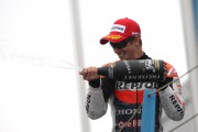 11775Stoner es más líder tras Assen y Dovi se acerca a Lorenzo en la general