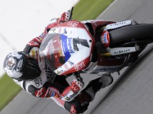 Carlos Checa gana la primera manga Superbikes en Silverstone