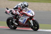Carlos Checa controla el segundo libre de Superbikes en Silverstone