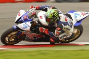 14178Chaz Davies gana la carrera de Supersport en Silverstone con Salom 2º