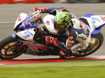 Chaz Davies gana la carrera de Supersport en Silverstone con Salom 2º