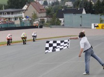 Los chicos del Bankia Aspar Team contentos con el triunfo de Faubel