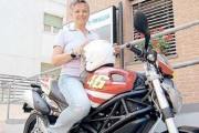 Valentino Rossi le regala una Ducati Monster 696 a su madre