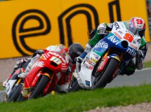 Kenny Noyes acaba la carrera de Moto2 en Alemania con la maneta doblada