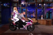 Se subasta la moto con la que Paris Hilton entró en el show de Leno