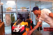 18251Davidelfin vestirá a los pilotos Repsol Honda en Alcañiz