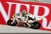 23195Pirro llora a Simoncelli ganando la carrera de Moto2 en Valencia