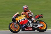 23099Stoner controla la FP3 de MotoGP en Valencia y da miedo