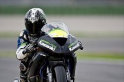 Sofuoglu y Morais trabajando en sus Kawasaki Supersport