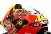 26469Valentino Rossi contesta a sus fans en Dainese (I)