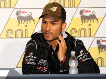 Pasini impacta contra un técnico en el pit lane MotoGP de Sachsenring