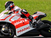 Spies tocado en el hombro tras su caída en Sepang
