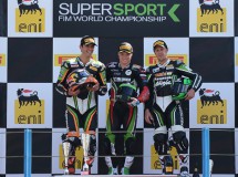 Sam Lowes gana una carrera límite en Supersport Assen