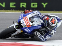 Lorenzo se impone en Mugello MotoGP, con Pedrosa 2º y KO Márquez