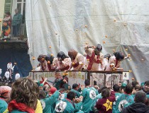 Tomatina a la italiana: La batalla de naranjas de Ivrea