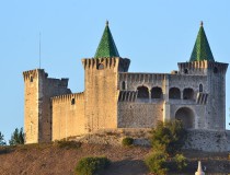 Porto de Mos y su castillo verde