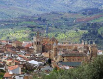 El pueblo cacereño de Guadalupe y su famoso monasterio