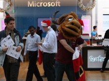 Activistas de la Fundación de Software Libre protestan en una tienda de Microsoft