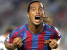 Ronaldinho da un toque a Rijkaard