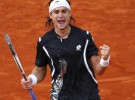 Ferrer sufre pero también pasa a cuartos en Roland Garros