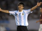 Argentina golea en el debut de Maradona en partido oficial