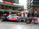 Jenson Button y Lewis Hamilton presentaron su nuevo McLaren MP4-26 en Berlín