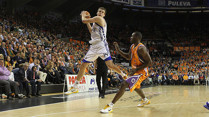 Mercado ACB: El Real Madrid hace oficial la renovación por dos años de Velickovic y el Bilbao Basket la contratación de Roger Grimau