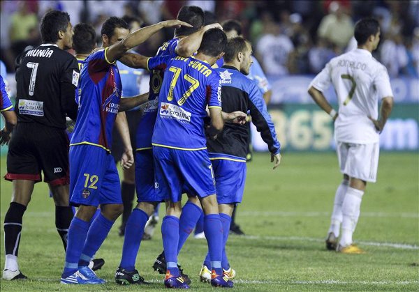 Liga Española 2011/12 1ª División: el Levante gana al Real Madrid, el Betis gana en San Mamés