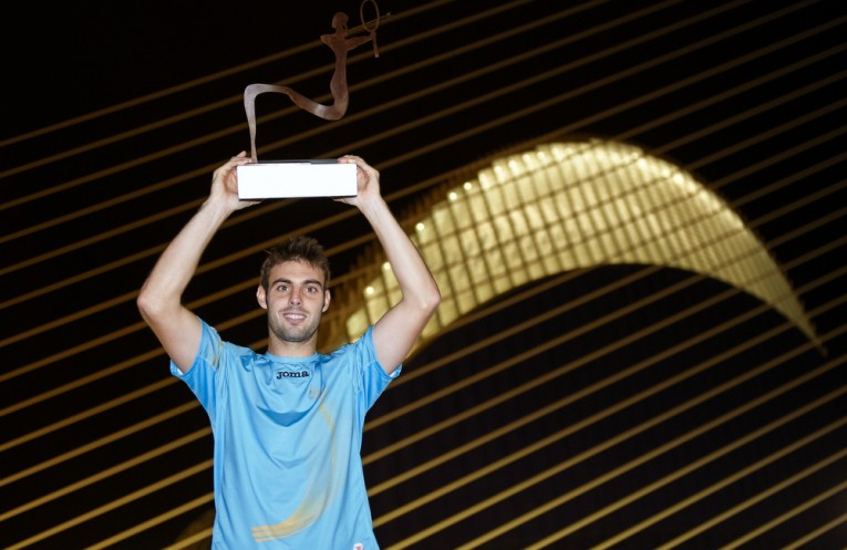 Marcel Granollers gana el Valencia Open, Roger Federer vuelve a ganar en Basilea