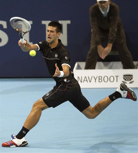 ATP Basilea: Roger Federer a la final, Novak Djokovic cae con problemas físicos