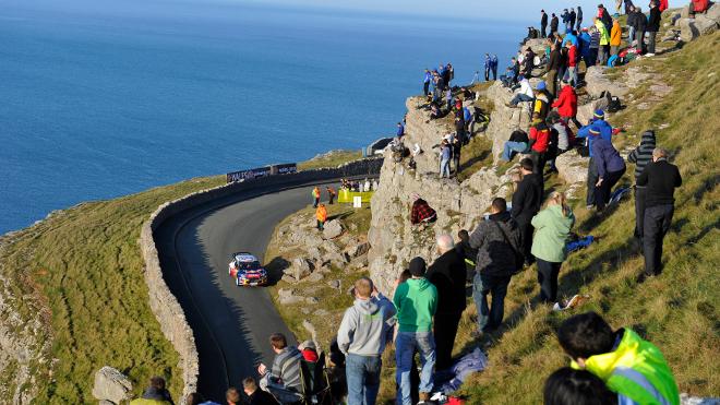 Rally de Gales 2011: Loeb líder tras la primera jornada, Hirvonen está a menos de 1 segundo