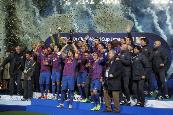 El Barcelona recoge el trofeo del Mundial de Clubes 2011