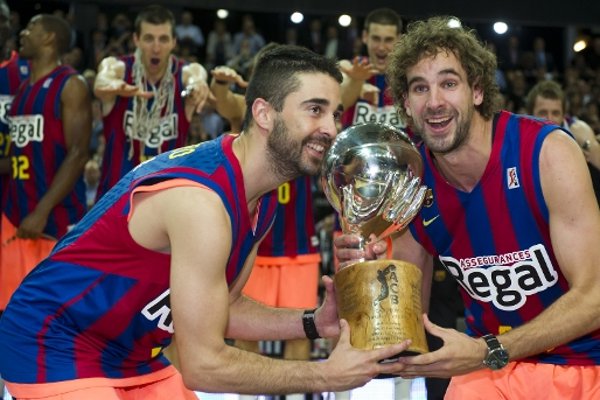 Los capitanes del Barça con el trofeo de la Liga ACB 2011