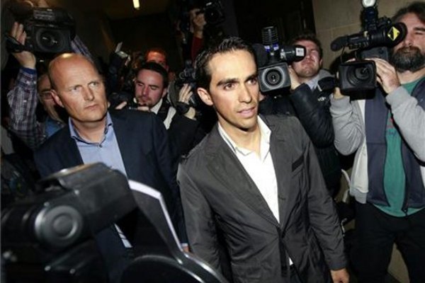 La rueda de prensa de Alberto Contador en la que no nos aclaró nada