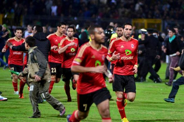 Tragedia en Egipto con 74 muertos durante un partido de fútbol