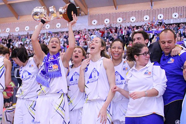 Perfumerías Avenida Salamanca ganó la Copa de la Reina de baloncesto 2012