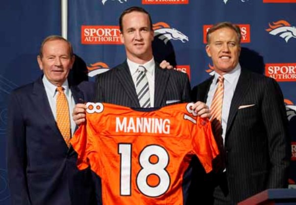 Peyton Manning firma por los Denver Broncos