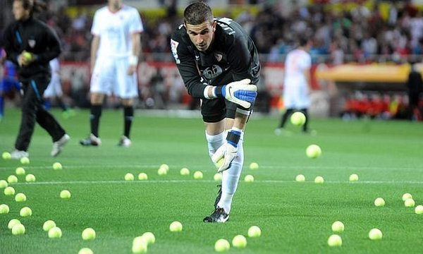 La afición del Sevilla, hasta las pelotas de la televisión y sus horarios