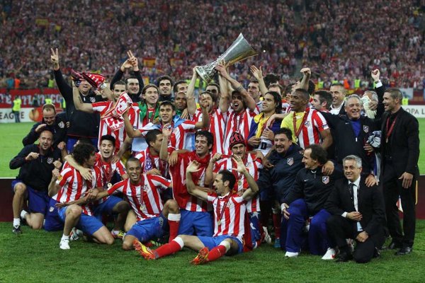 Los jugadores del Atlético de Madrid con la copa de la Europa League