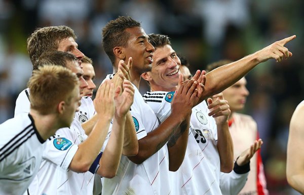 Alemania celebra con el público su pase a las semifinales de la Euro 2012 
