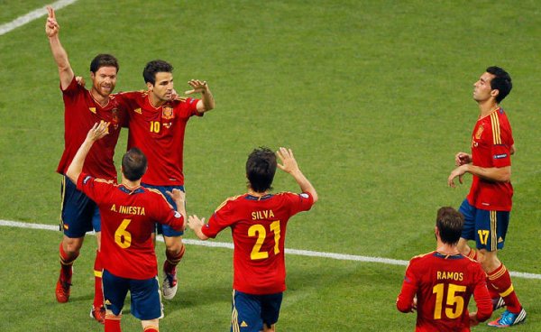 Los jugadores de España celebran el doblete de Xabi Alonso 