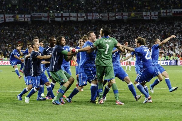 Italia celebra su clasificación a las semifinales de la Euro 2012 