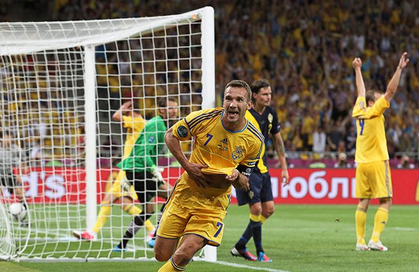 Shevchenko marcó los dos goles de la remontada para Ucrania