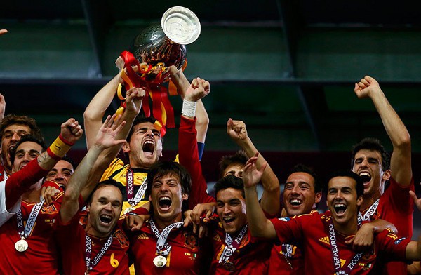 Iker Casillas levanta la copa de la Eurocopa 2012