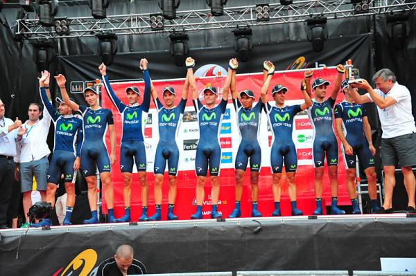 El equipo Movistar en el podio tras ganar la etapa prólogo de Pamplona