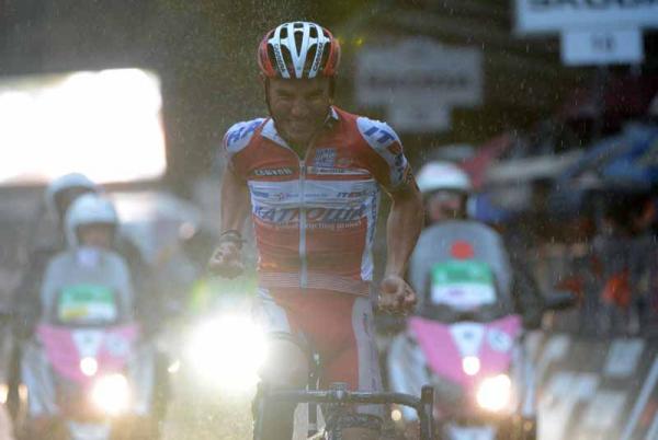 Bajo la lluvia Joaquim Rodríguez celebra su victoria en el Giro de Lombardia