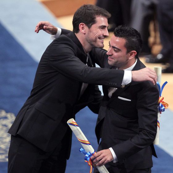 Iker Casillas y Xavi Hernández recibieron el Premio Príncipe de Asturias de los Deportes