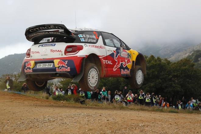 Rally de Italia-Cerdeña: Hirvonen es líder, Loeb, Latvala y Solberg abandonan