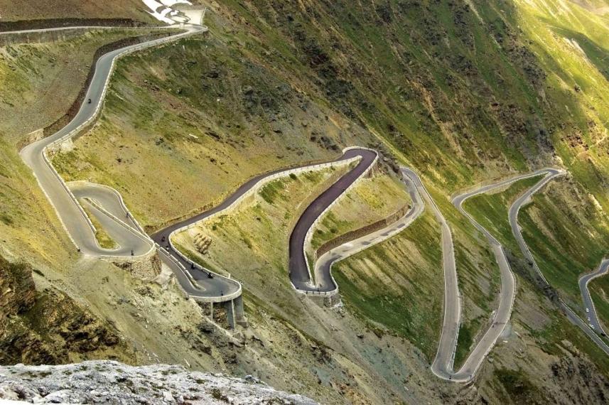 ‘Ascensiones Míticas’, un recorrido fotográfico por las cumbres de leyenda del ciclismo