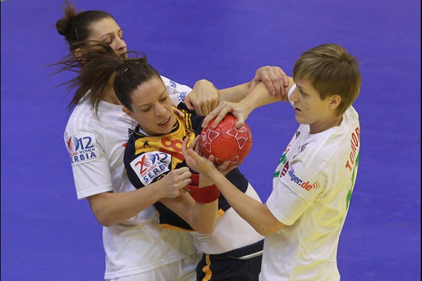 Europeo de balonmano femenino 2012: derrota ante Hungría antes de la 2ª fase